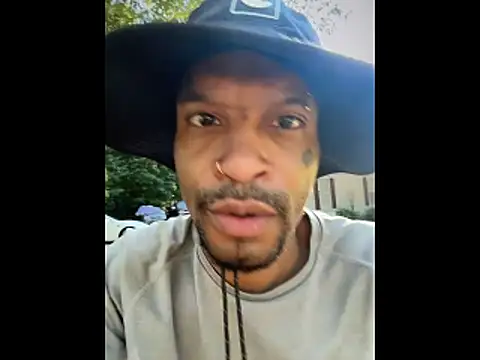 Snapshot of JRNBLU44 chatting on May 10, 10:44 pm JRNBLU44 online show from May 10, 10:44 pm