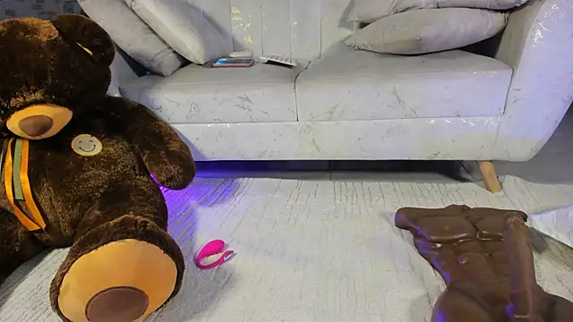 Rolyloren1 online show from May 23, 3:33 pm