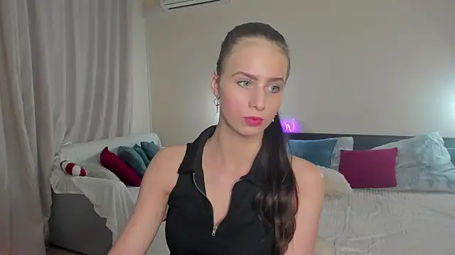 Snapshot of LoveBettie chatting on June 11, 3:20 pm LoveBettie online show from June 11, 3:20 pm
