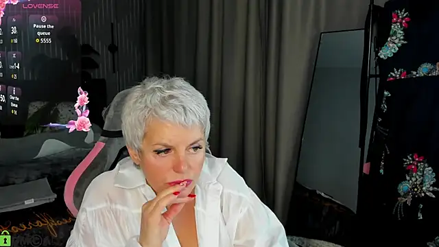 Linda Zef1r online show from May 3, 1:22 am