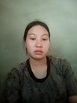 lucynguyen2 online show from April 2, 9:38 am