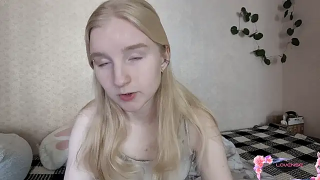 Snapshot of ForwentSeat chatting on May 6, 9:13 am ForwentSeat online show from May 6, 9:13 am