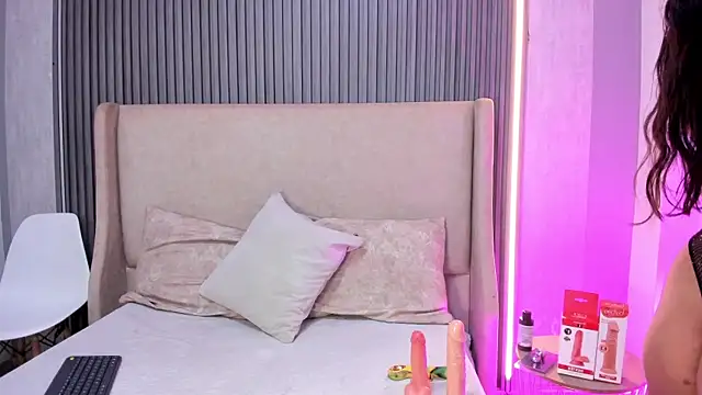 BellaWilliams  online show from July 6, 8:55 pm