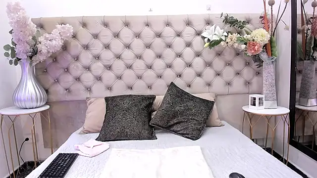 BellaWilliams  online show from April 9, 8:48 pm