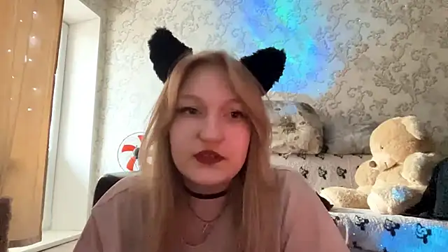 Snapshot of SilenttTide chatting on April 2, 10:22 am SilenttTide online show from April 2, 10:22 am