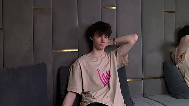 EdwardHogan online show from April 5, 8:59 pm