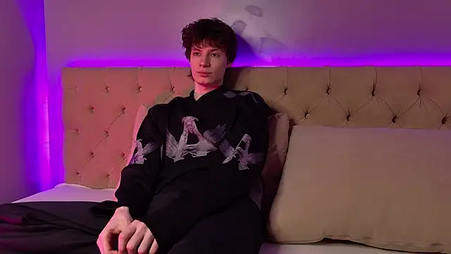 EdwardHogan online show from April 15, 3:05 pm