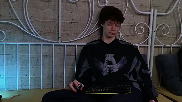 EdwardHogan online show from April 2, 5:19 pm