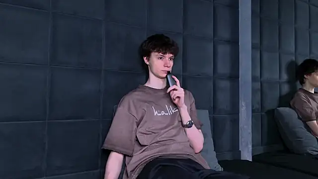 EdwardHogan online show from April 7, 4:31 pm