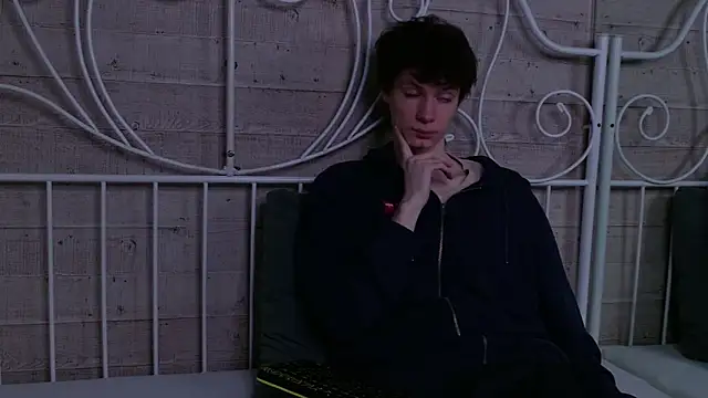 EdwardHogan online show from April 3, 3:51 pm