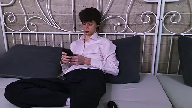 EdwardHogan online show from April 17, 5:05 pm