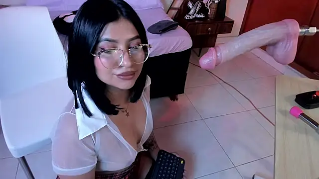 zaraywhitmore online show from April 8, 6:20 pm