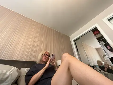 Laylaskyexx online show from May 26, 11:30 am