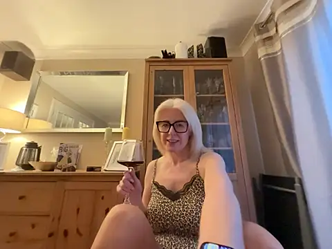 Laylaskyexx online show from June 24, 9:01 pm