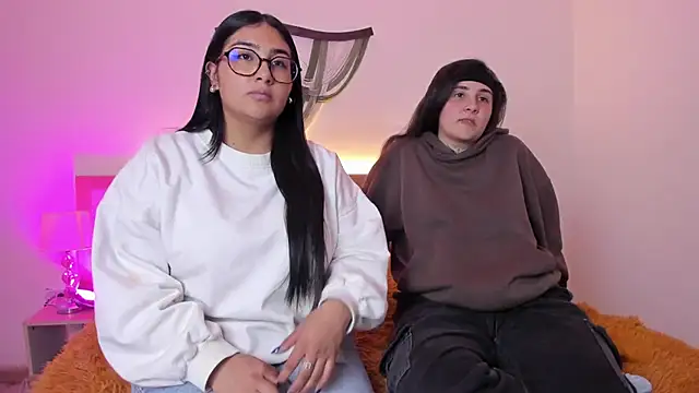 Elisa n Emma online show from April 1, 8:17 pm