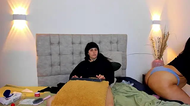 Elisa n Emma online show from April 4, 1:01 am