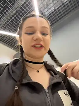 LilMisa online show from April 4, 5:47 am