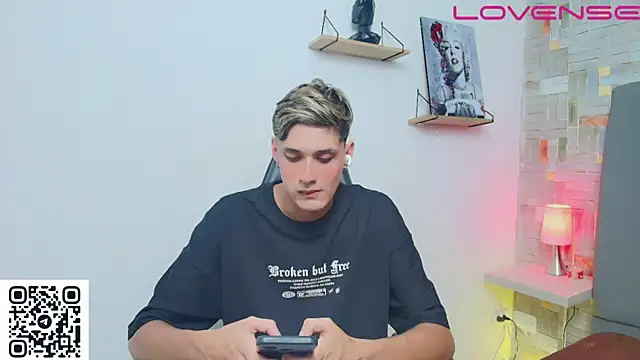 flaquito    online show from May 12, 8:26 pm