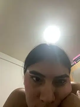 Snapshot of Alara_Keyy chatting on May 5, 3:31 am Alara Keyy online show from May 5, 3:31 am