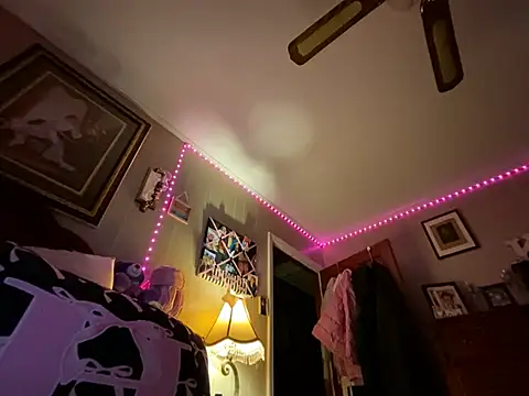 Snapshot of HollyBurst chatting on April 8, 2:35 am HollyBurst online show from April 8, 2:35 am