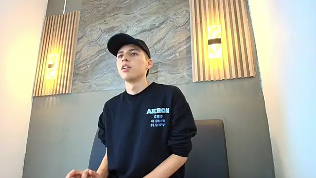 Snapshot of KENNY_HANK chatting on April 8, 5:20 am KENNY HANK online show from April 8, 5:20 am