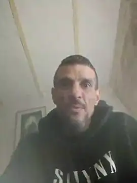 Snapshot of Guillelp chatting on May 18, 5:45 am Guillelp online show from May 18, 5:45 am