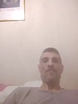 Snapshot of Guillelp chatting on June 11, 12:32 am Guillelp online show from June 11, 12:32 am