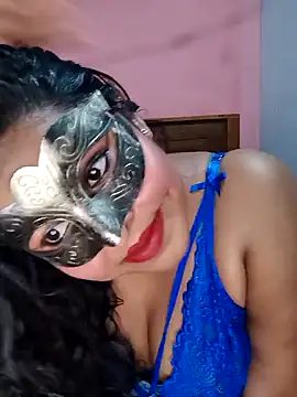 Maskedcurves online show from April 12, 3:04 pm