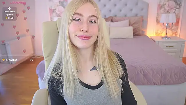 Snapshot of MelaniiePlay chatting on April 5, 12:45 pm MelaniiePlay online show from April 5, 12:45 pm