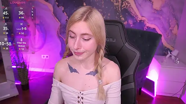 Snapshot of MelaniiePlay chatting on April 20, 1:13 pm MelaniiePlay online show from April 20, 1:13 pm