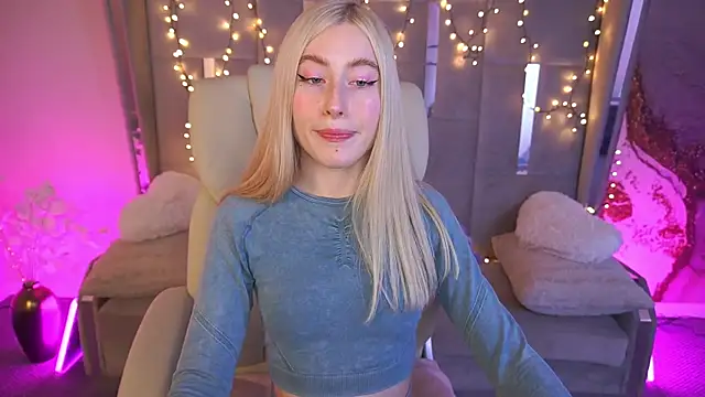Snapshot of MelaniiePlay chatting on May 18, 1:38 pm MelaniiePlay online show from May 18, 1:38 pm