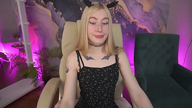 Snapshot of MelaniiePlay chatting on May 25, 1:21 pm MelaniiePlay online show from May 25, 1:21 pm