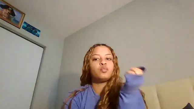 madzbailey online show from May 15, 3:32 pm