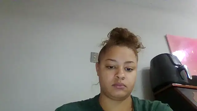 madzbailey online show from April 9, 3:29 pm