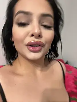 MiaKittyx0 online show from May 14, 6:27 pm