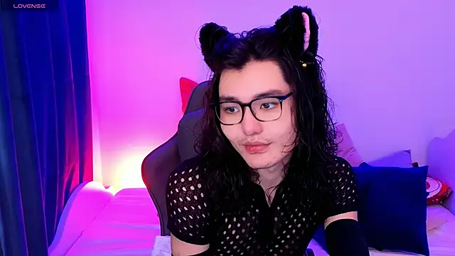 FormOverFear online show from April 12, 8:56 pm