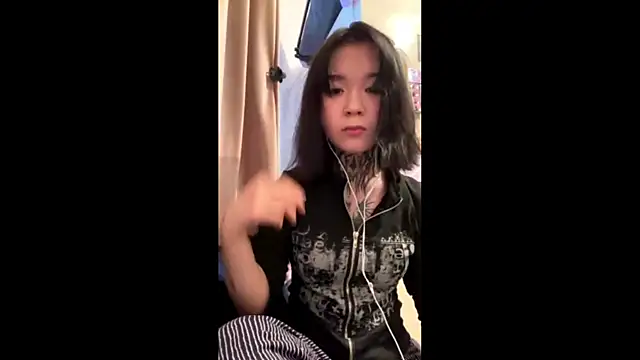 Snapshot of Juliou_ chatting on April 3, 12:55 pm Juliou online show from April 3, 12:55 pm