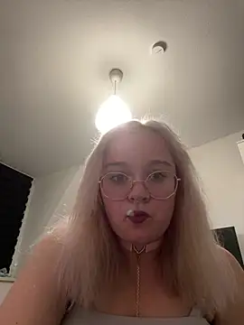 PiaLovee online show from April 2, 6:14 pm