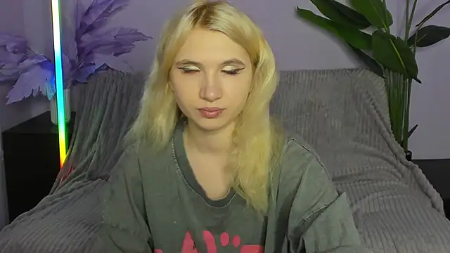 Snapshot of Kitty_Blondie chatting on April 8, 2:13 am Kitty Blondie online show from April 8, 2:13 am