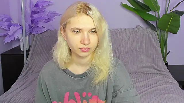 Snapshot of Kitty_Blondie chatting on April 7, 4:14 am Kitty Blondie online show from April 7, 4:14 am