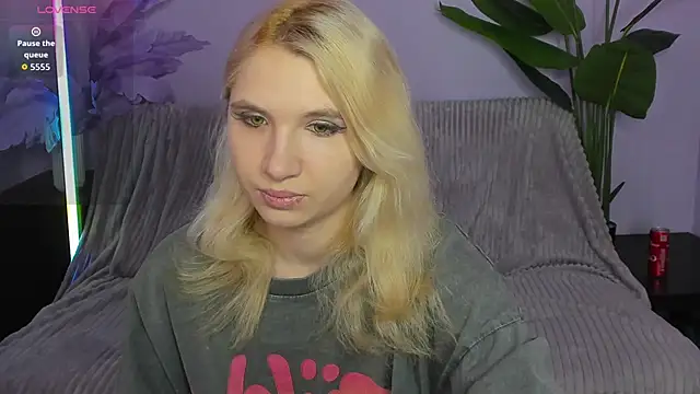 Snapshot of Kitty_Blondie chatting on April 9, 2:35 am Kitty Blondie online show from April 9, 2:35 am