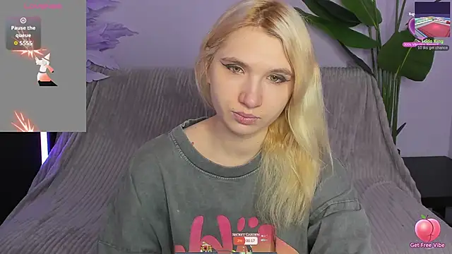 Snapshot of Kitty_Blondie chatting on April 13, 2:15 am Kitty Blondie online show from April 13, 2:15 am