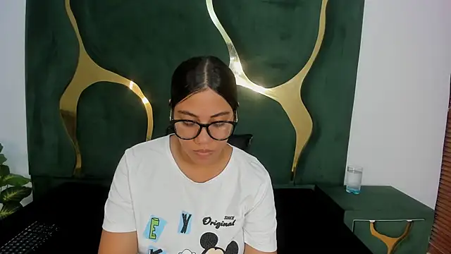 Daphne cuteht online show from May 8, 7:50 pm