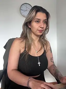 Isabella varella- online show from April 7, 1:02 pm