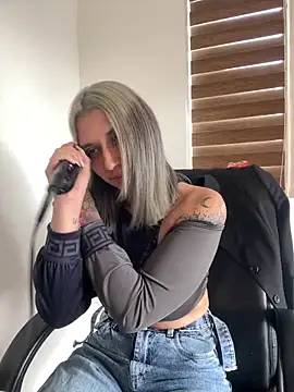 Isabella varella- online show from May 14, 1:30 pm