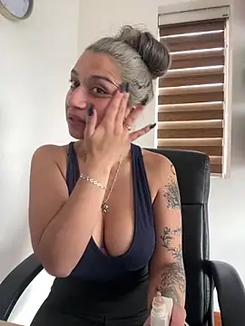 Snapshot of Isabella_varella- chatting on May 26, 1:42 pm Isabella varella- online show from May 26, 1:42 pm