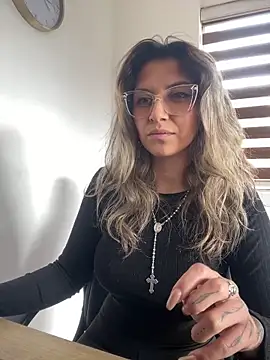 Isabella varella- online show from May 11, 2:56 pm