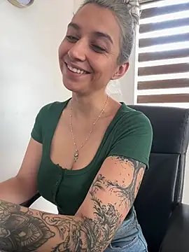 Snapshot of Isabella_varella- chatting on May 25, 1:43 pm Isabella varella- online show from May 25, 1:43 pm