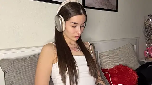 NoBurtenGirl online show from April 3, 6:47 pm