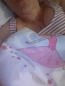 Snapshot of sara_41 chatting on April 15, 9:04 pm sara 41 online show from April 15, 9:04 pm